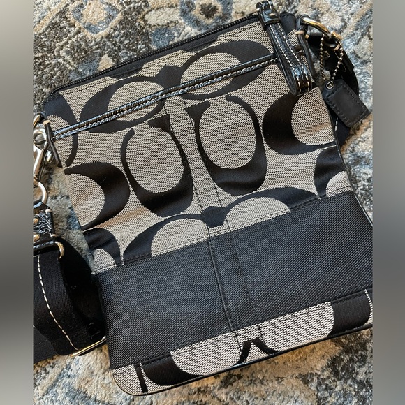 Coach Signature Black Crossbody Bag โ Adjustable Strap & Zip Closure - Picture 2 of 3